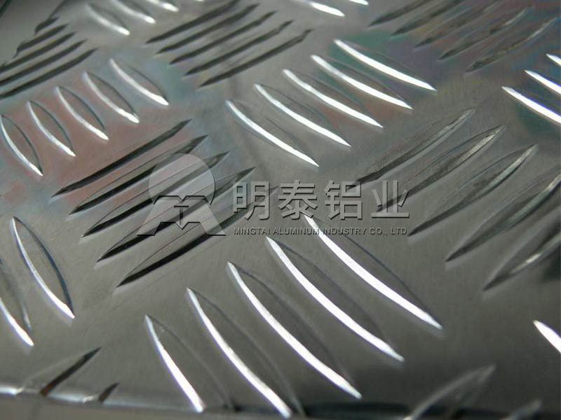 車廂冷庫(kù)用1060五條筋花紋鋁板廠家直供多少錢一噸？